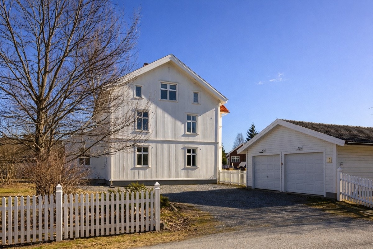 Vedlikeholdsfritt gjerde samt hekk/skog som omrammer eiendommen. Galleribilde