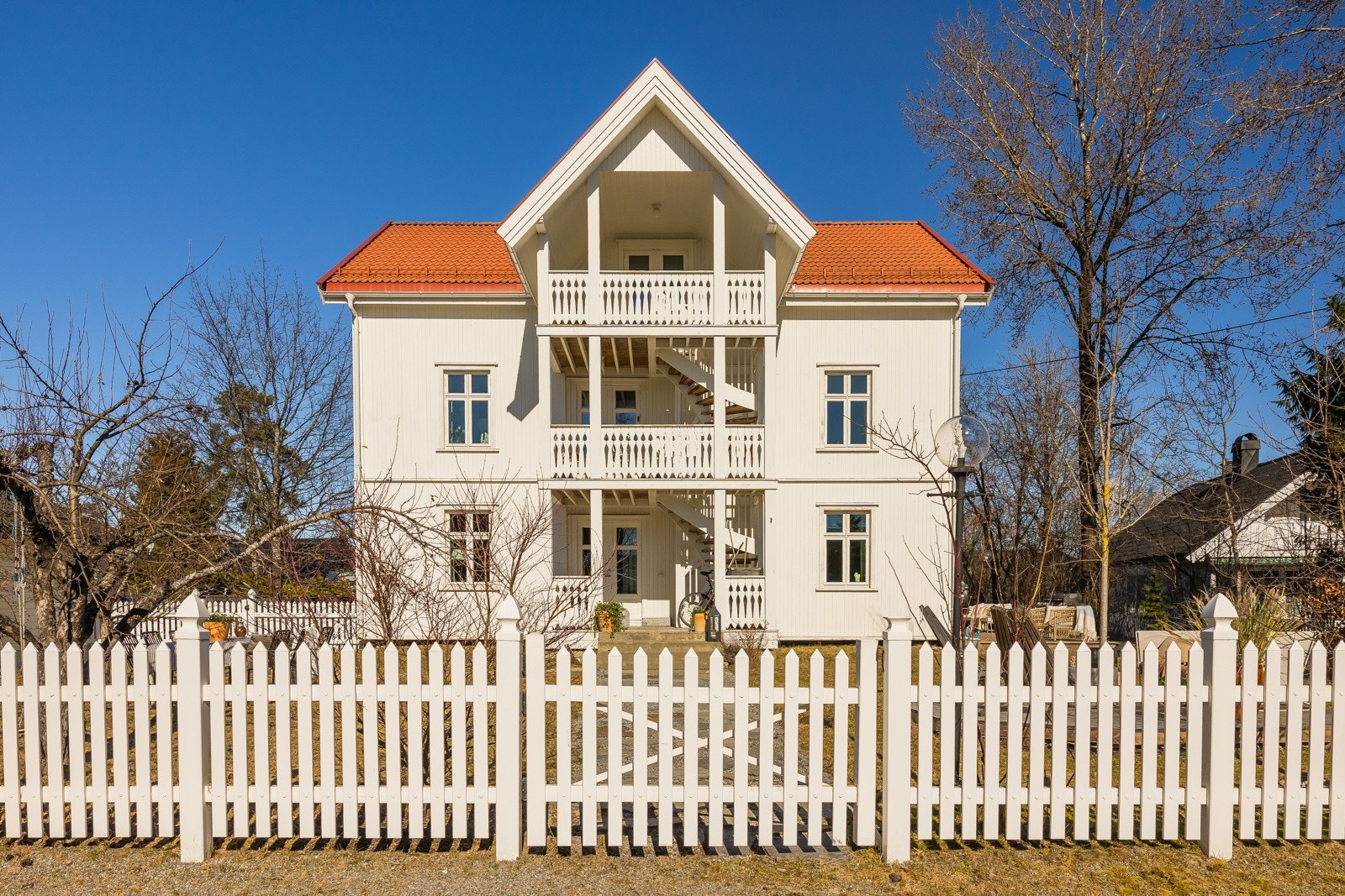 Huset er opprinnelig tegnet av arkitekt Holger Sinding-Larsen, med stil utført i skjæringspunktet mellom sveitservilla og nyklassisisme Galleribilde