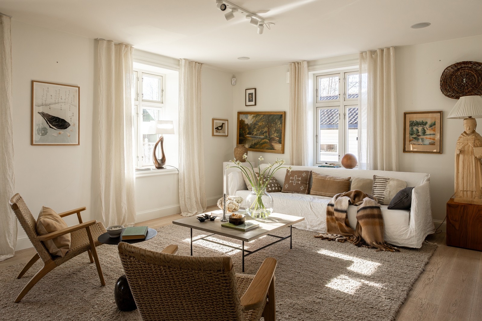Stor, sosial og tiltalende stue med flere soner. Galleribilde