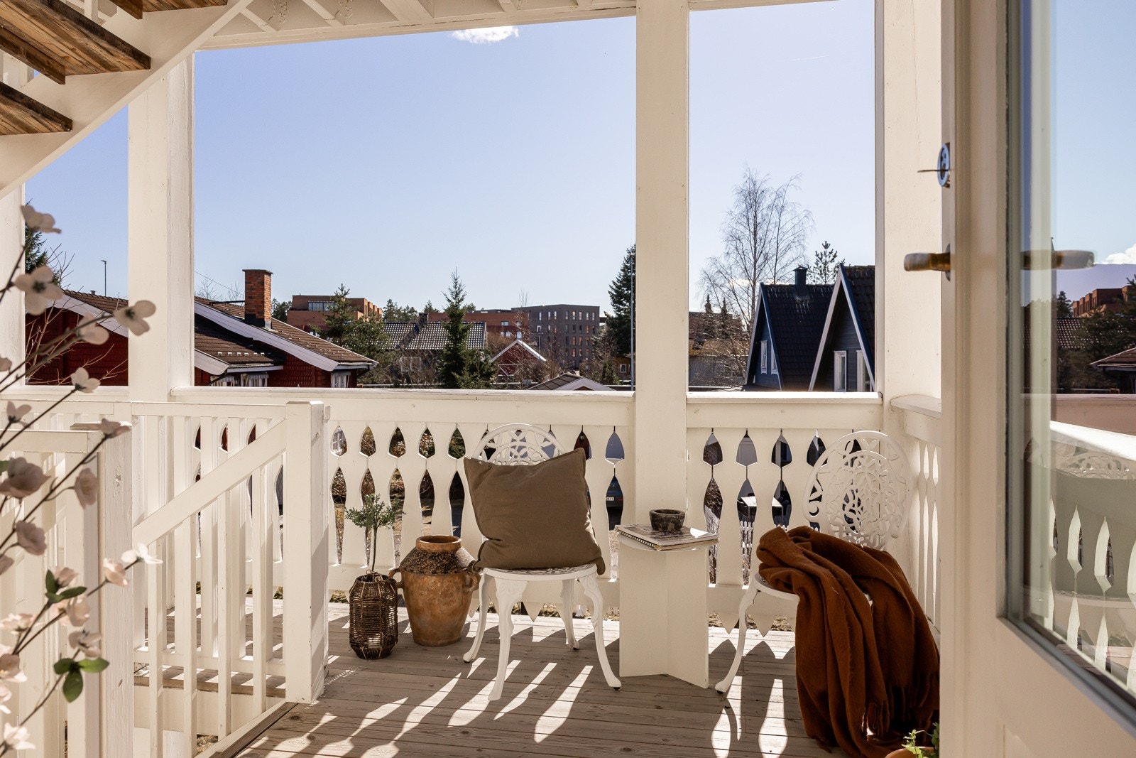 Utgang til en solrik og innbydende veranda i 2. etasje Galleribilde