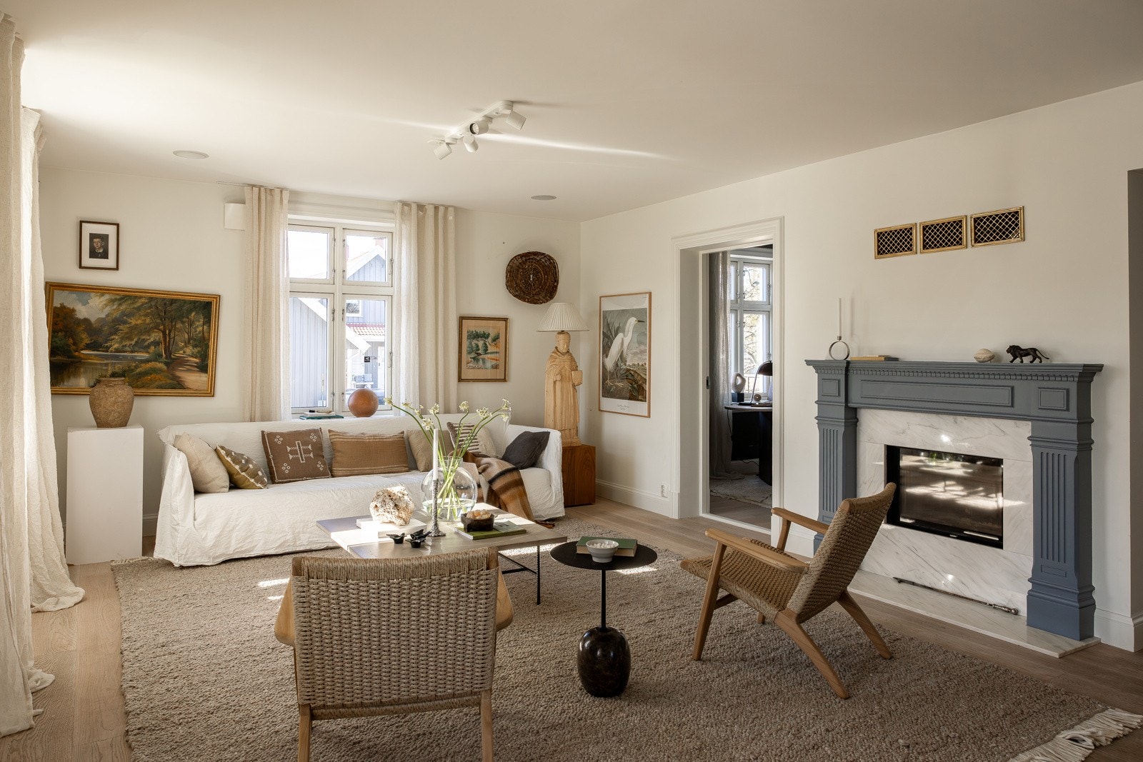 Alle veggflater i stuen og rom i 1. etasje er malt i tidsriktige og moderne farger. Galleribilde