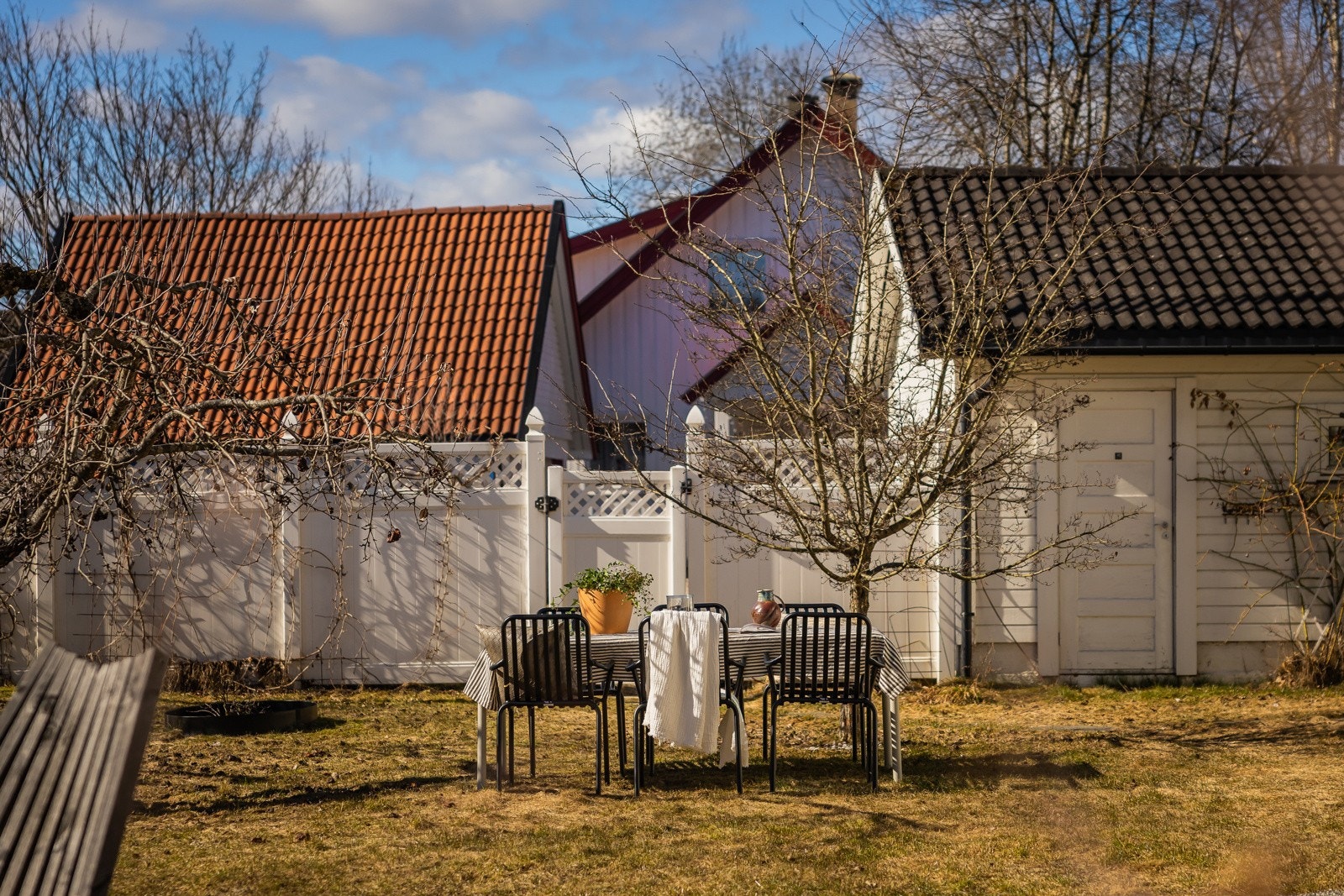 Stor og solrik opparbeidet tomt på 1 247 kvm som omrammer eiendommen Galleribilde