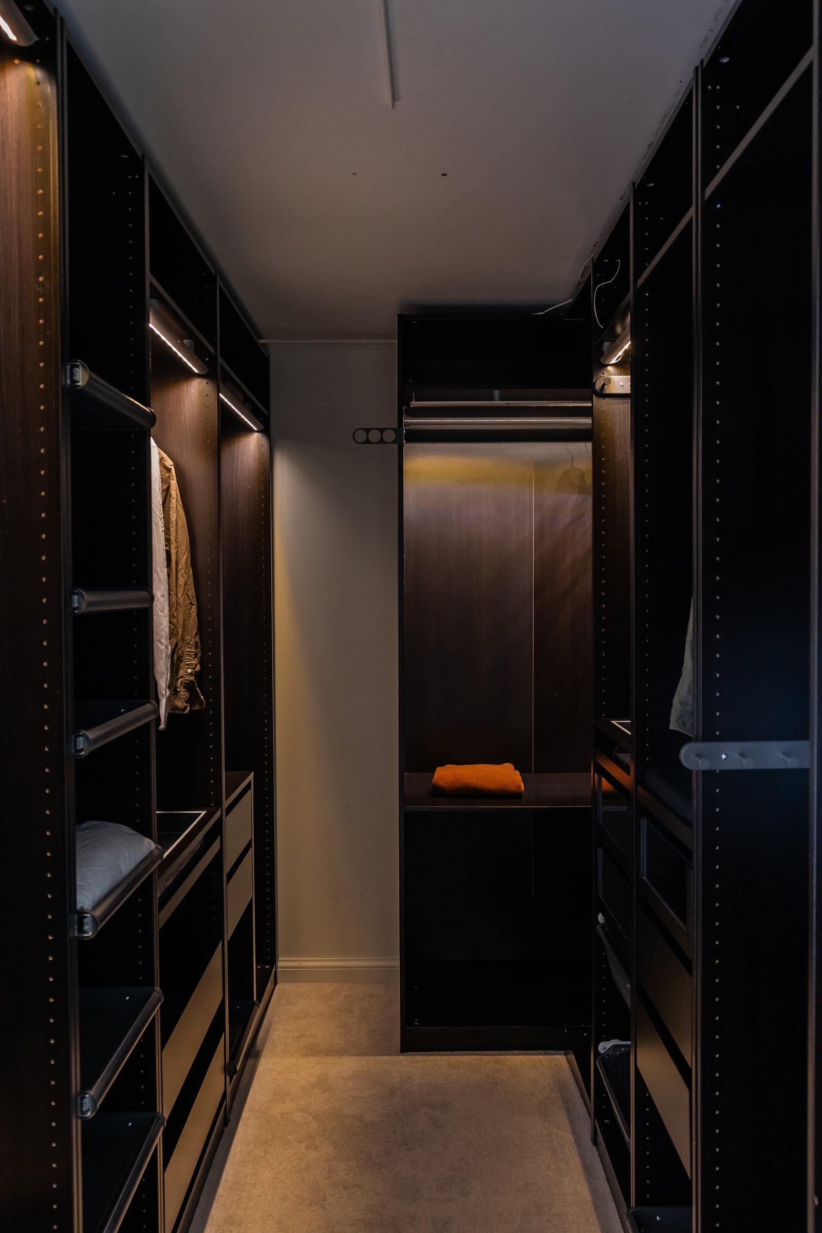 Lekker walk-in closet i tilknytning til hovedsoverom Galleribilde