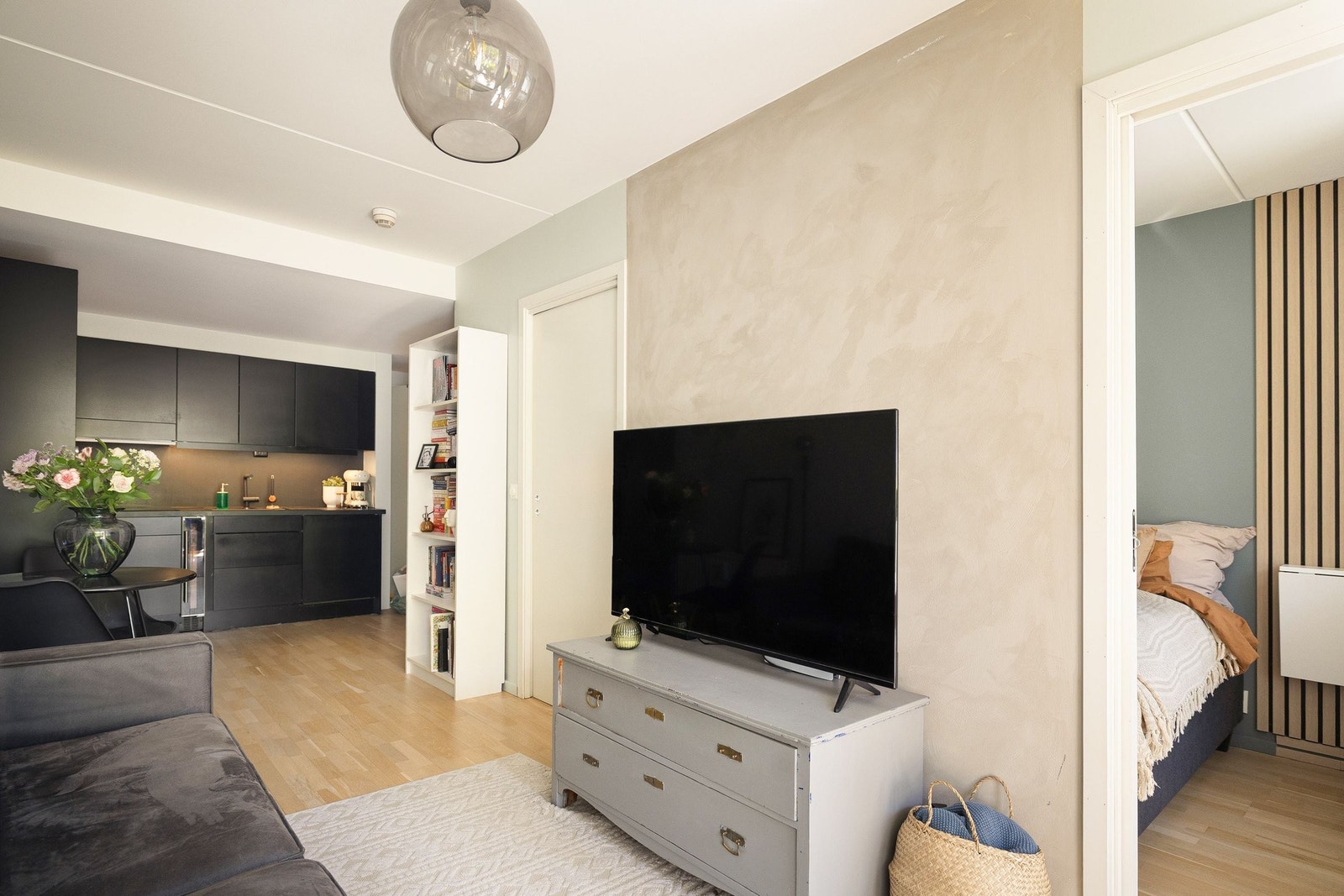 Her kan man enten ha TV på tv-benk, eller montere den rett på veggen for å spare plass. Galleribilde