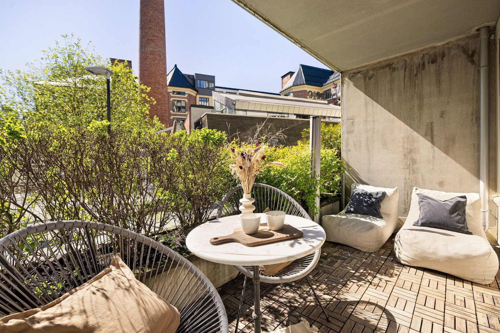 Hyggelig markterasse med god plass. Mye sol! Galleribilde