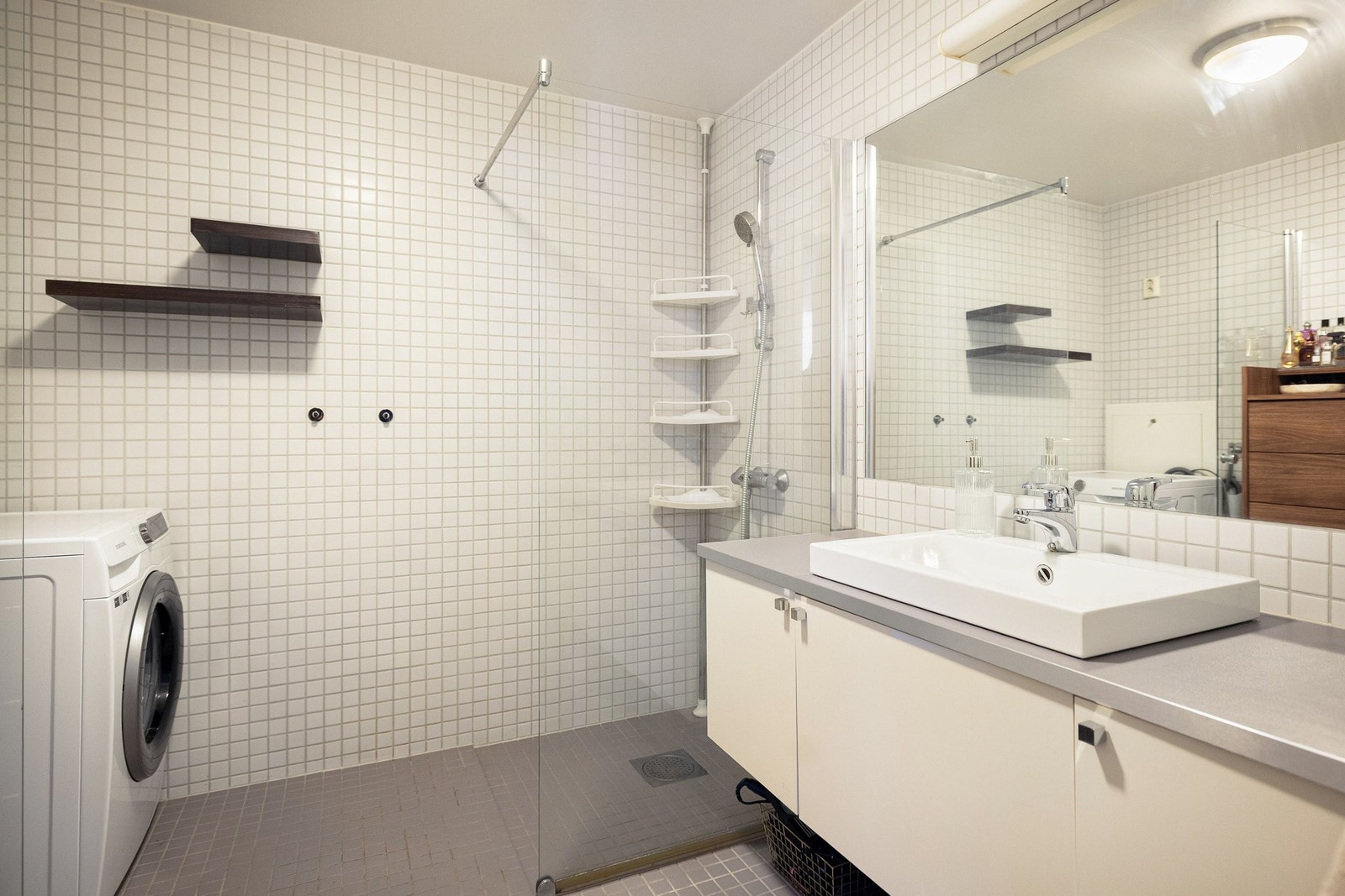 Stort baderom med dusj rett på flisene. Originalt fra byggår 2009. Galleribilde