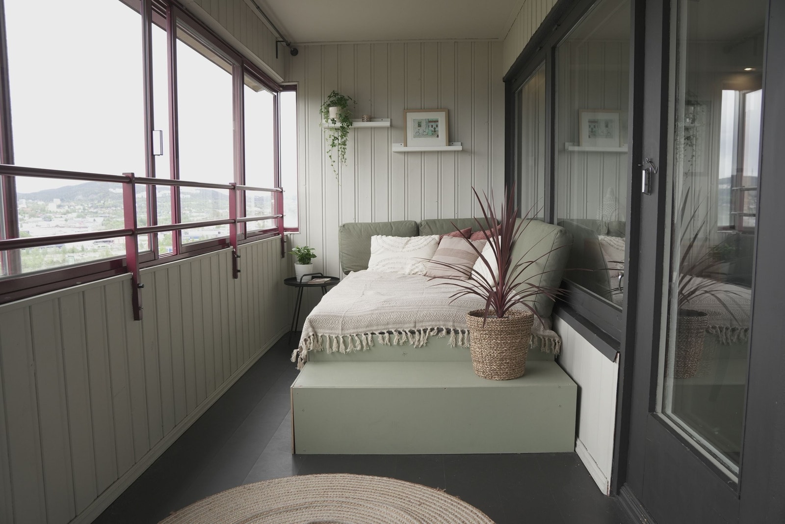 Stor innglasset balkong med palle-bygd ``daybed`` Galleribilde