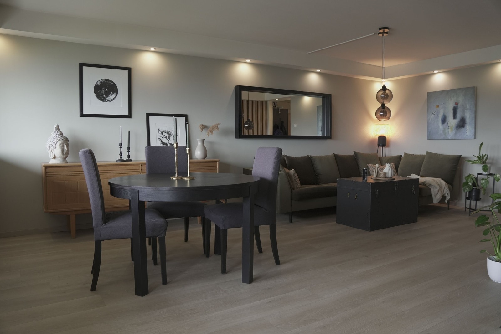 Stuen har god plass til både sofagruppe og spisebord Galleribilde