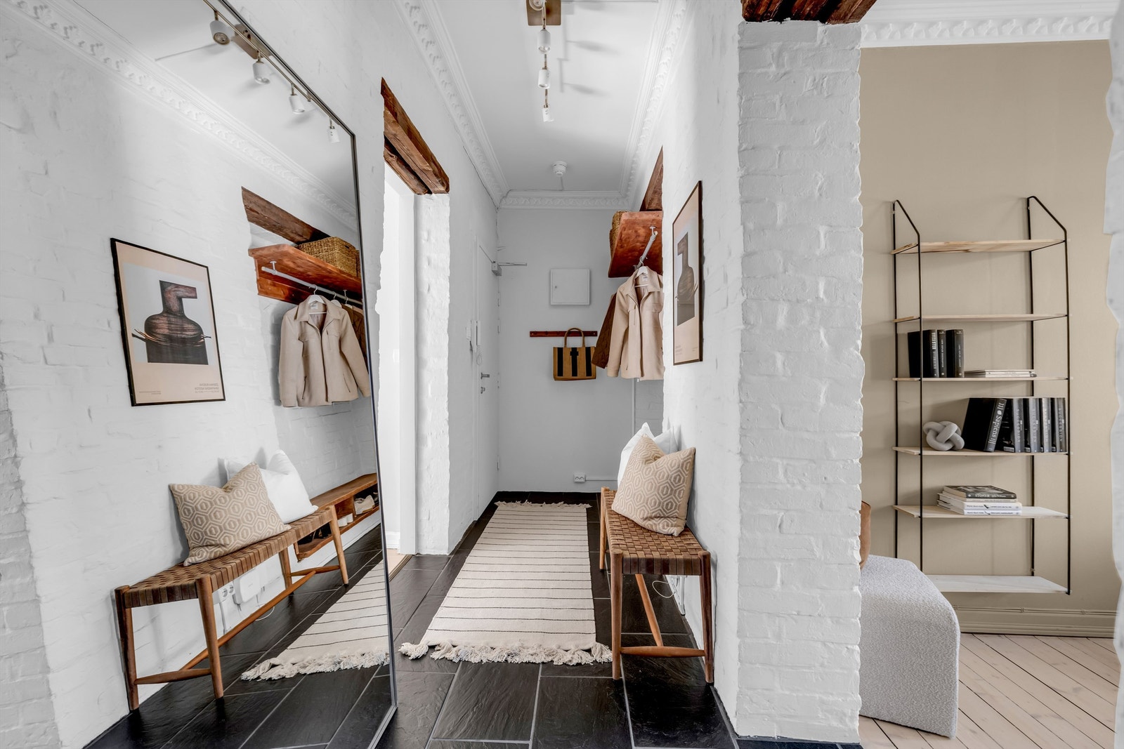 Velkommen inn! Lysmalt og innbydende entré som setter stemningen for resten av boligen. Galleribilde