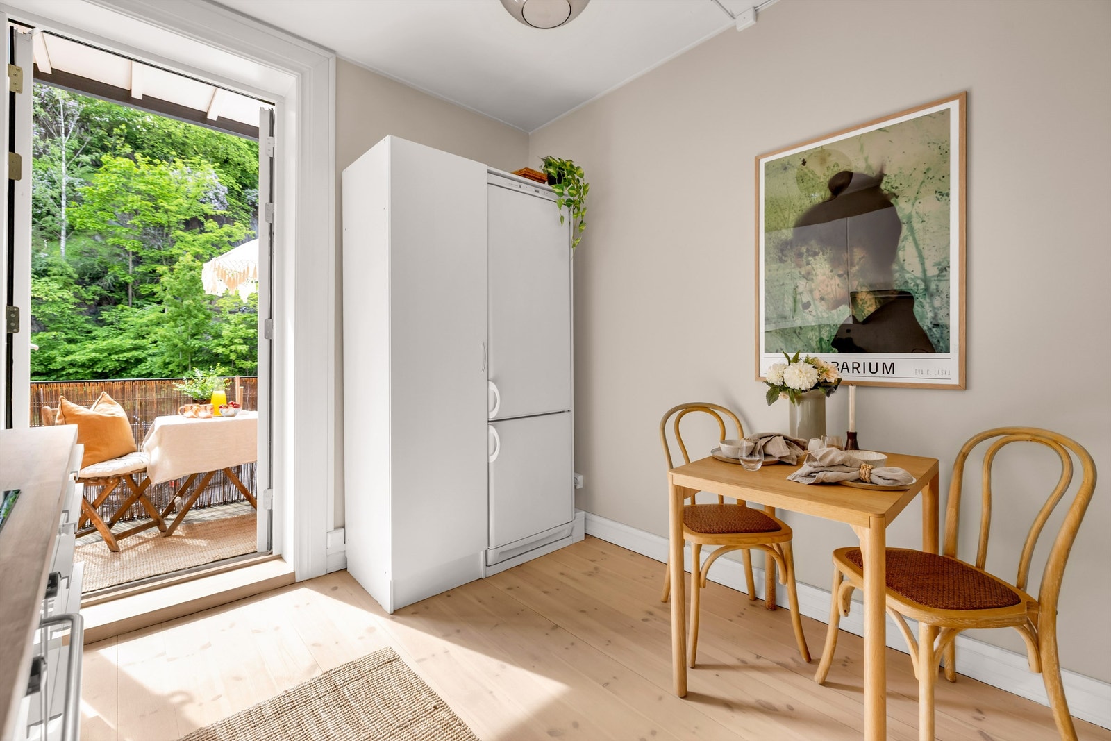 Adkomst via kjøkken til balkong via doble fløydører. Galleribilde
