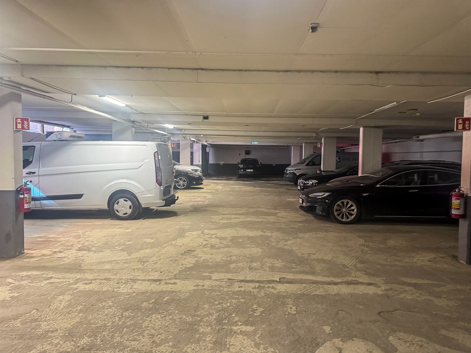 Det er ledige plasser med mulighet for leie av parkeringsplass i nabobygget. Innendørs parkering: kr 2 666,- Utendørs parkering fri flyt: kr 2 000,-. Direkte adkomst via port fra borettslagets tomt. Galleribilde