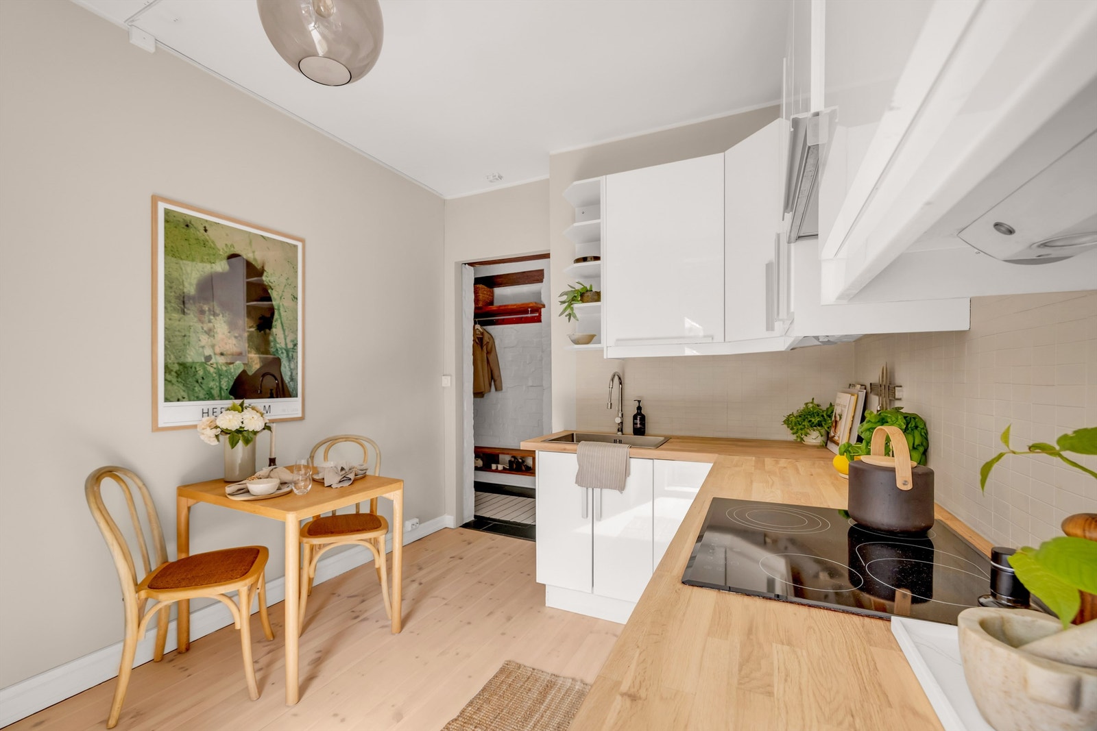 Med romslig kjøkkenrom er det god plass for et frokostbord. Galleribilde