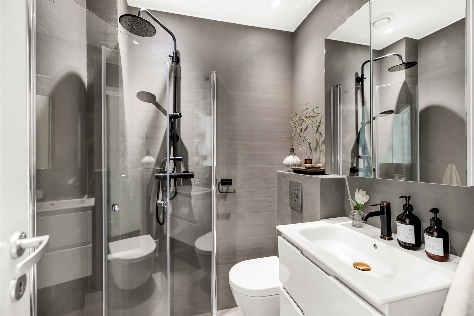 Badet er overflateoppusset med mikrosement på gulv og vegger i 2020. Galleribilde
