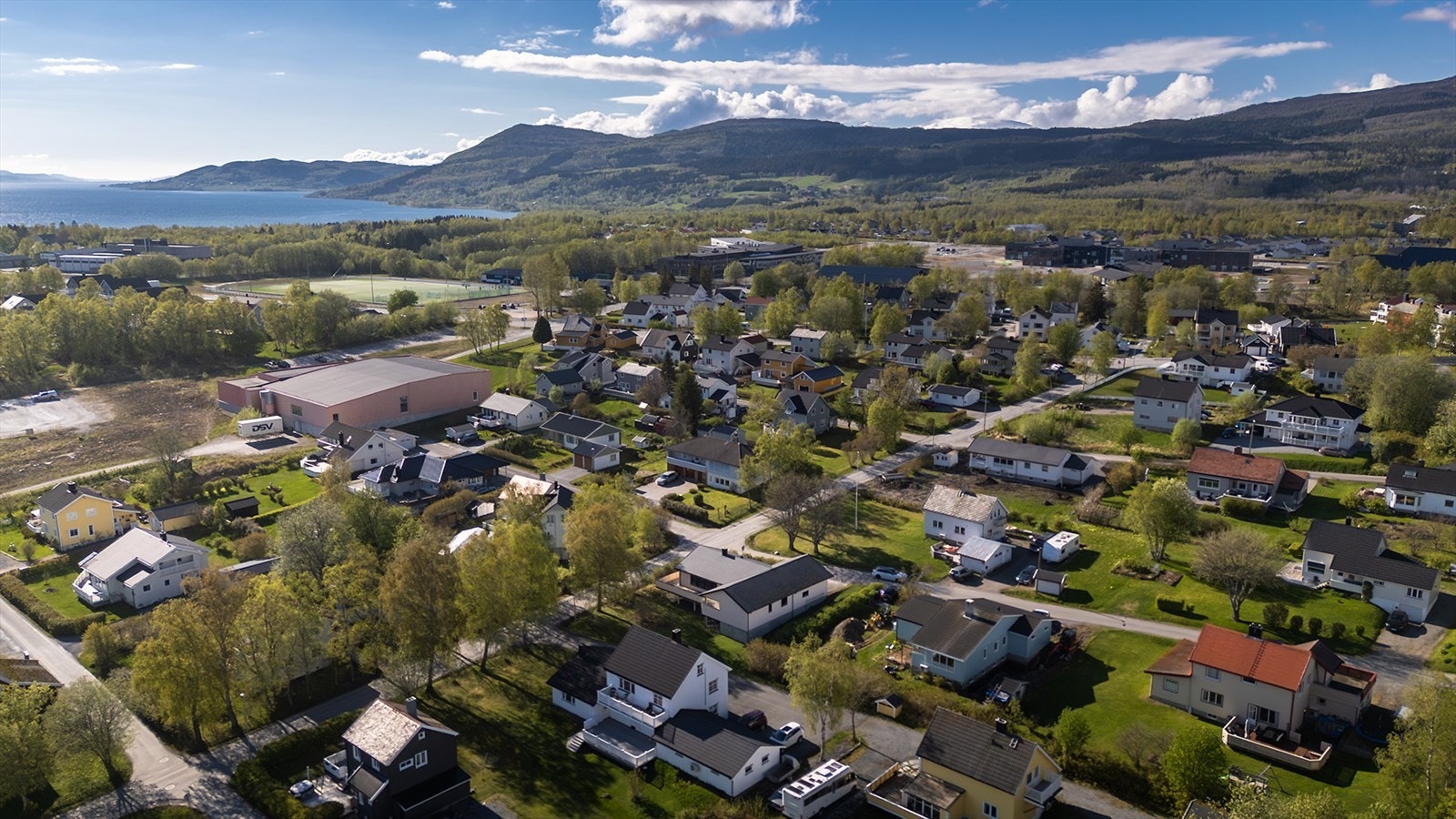 Kort gangavstand til barnehage, skoler, idrettsanlegg og Fauskebadet med badstue, boblebad og terapibasseng. Galleribilde