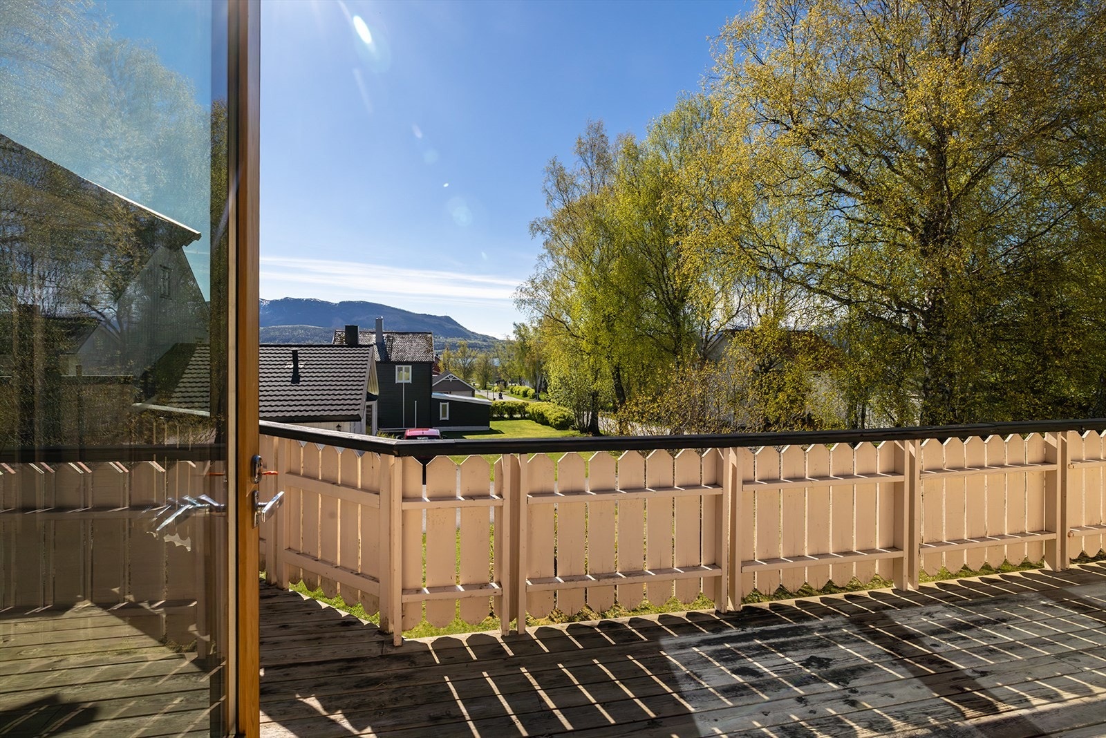 Terrasse på sør- og vestlig side med utgang fra stue og ett soverom Galleribilde