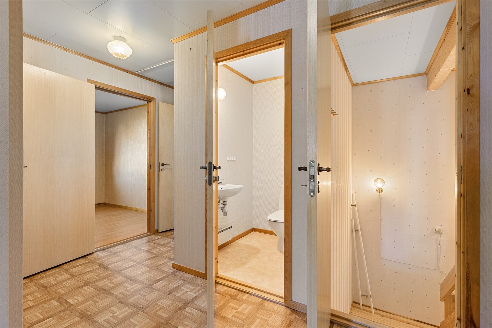 WC i hall. Trapp til kjelleren til høyre Galleribilde