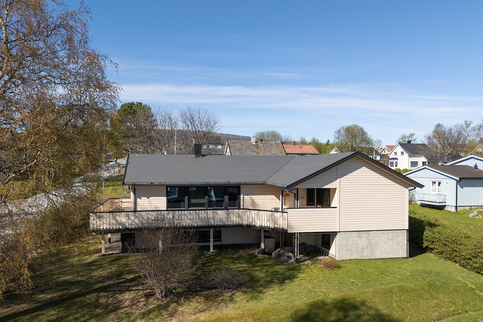 Tomten er fint opparbeidet med plen og beplantning Galleribilde