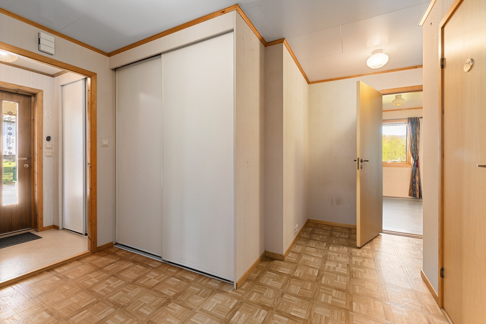 Skyvedørdgarderobe i yttergang og hall Galleribilde