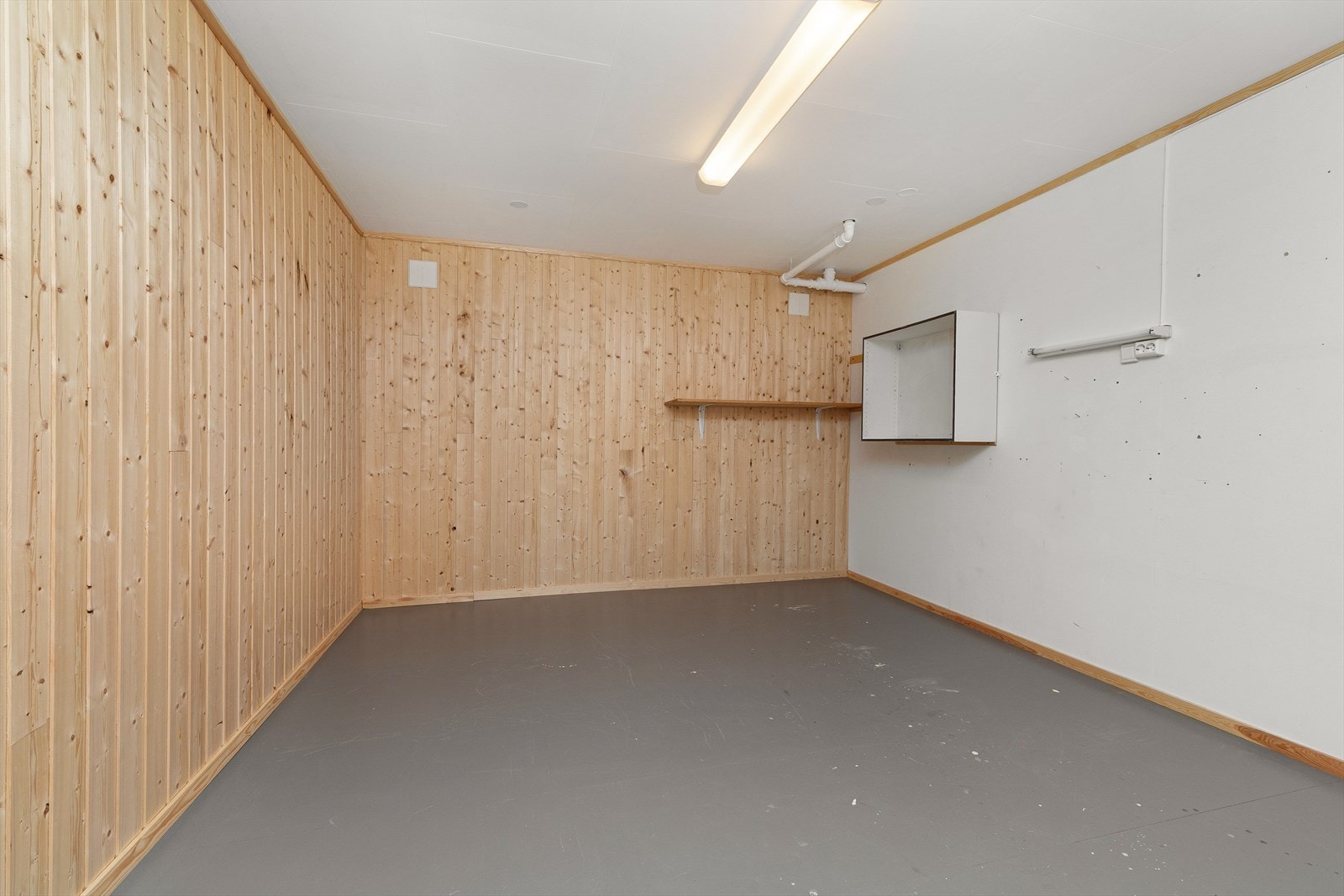 Romslig bod. Det er klargjort for etablering av trapp mellom garasje og kjeller inn til huset som går til dette rommet. Se planskisse. Galleribilde