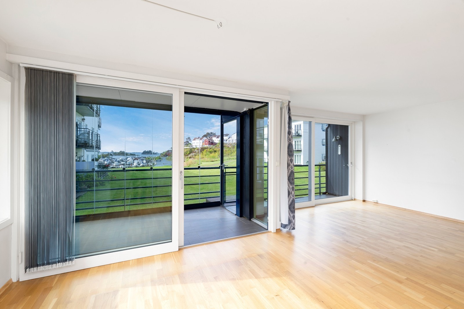 Stuen er meget lys og trivelig med store vinduer og skyvedører ut mot inn glasset balkong. Galleribilde