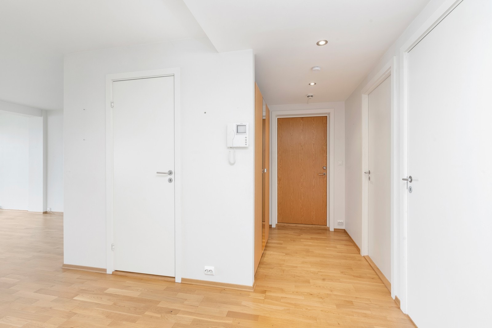 Adkomst til gjestetoalett/vaskerom. Galleribilde