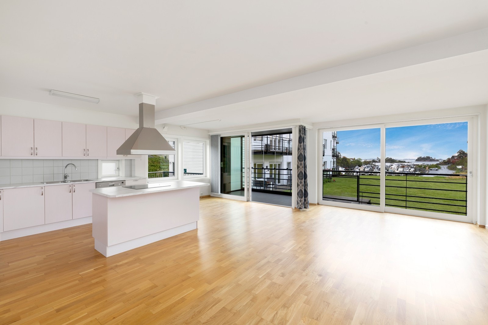 Stuen er meget lys og trivelig med store vinduer og skyvedører ut mot inn glasset balkongen. Galleribilde