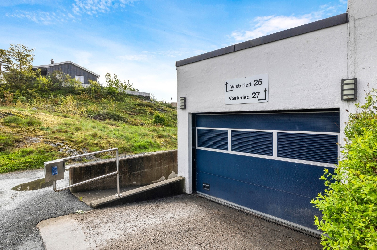 Det medfølger garasjeplass. Herfra er det heis opp til leiligheten. Galleribilde
