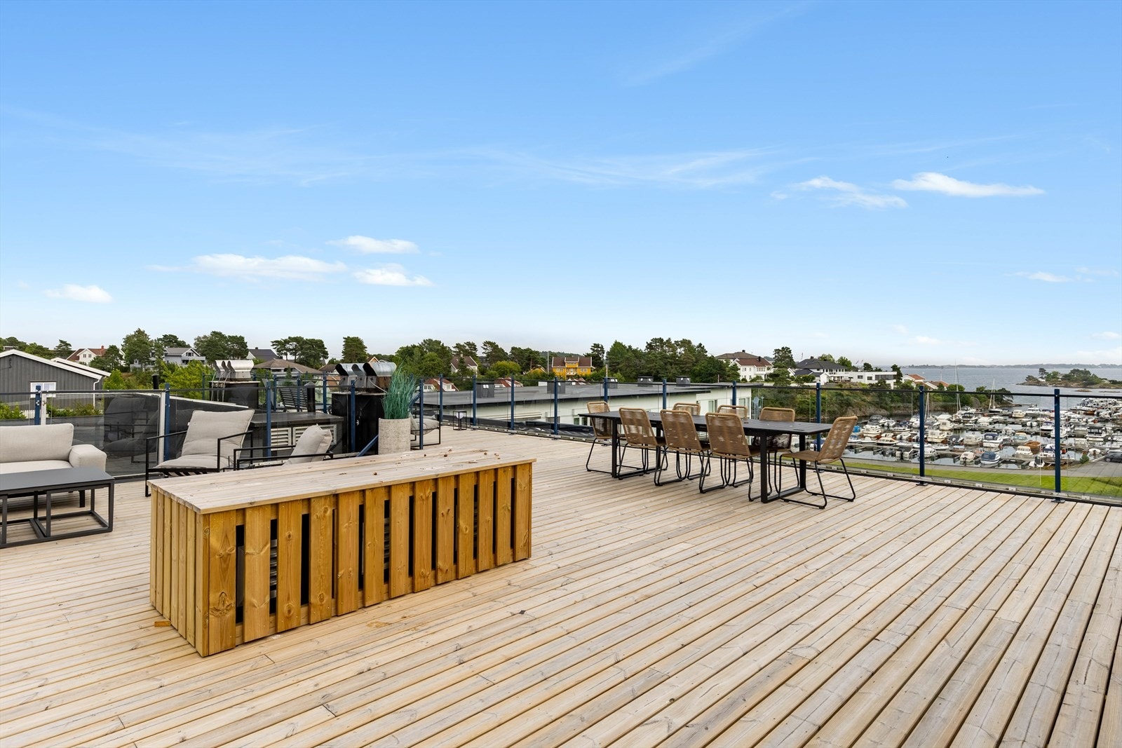 Felles takterrasse med utsikt over skjærgården. Galleribilde