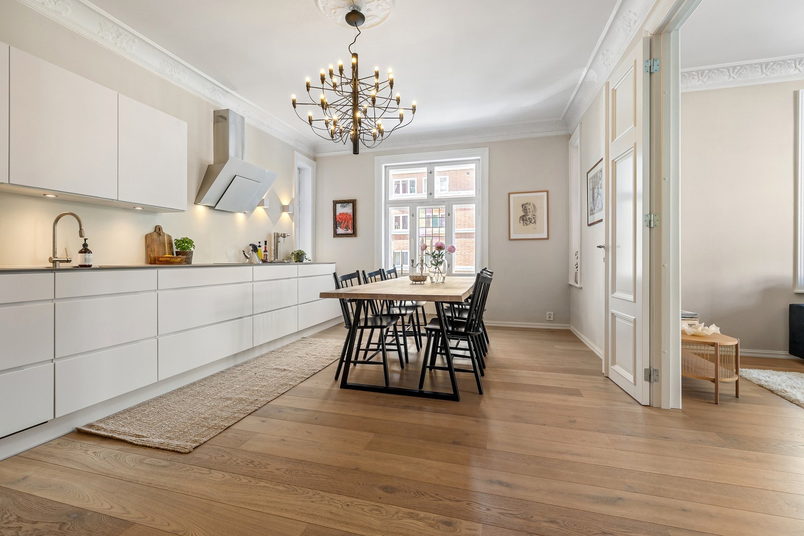 Lekkert kjøkken fra KVIK med påkostet benkeplate og hvitevarepakke fra Siemens Studioline. Galleribilde