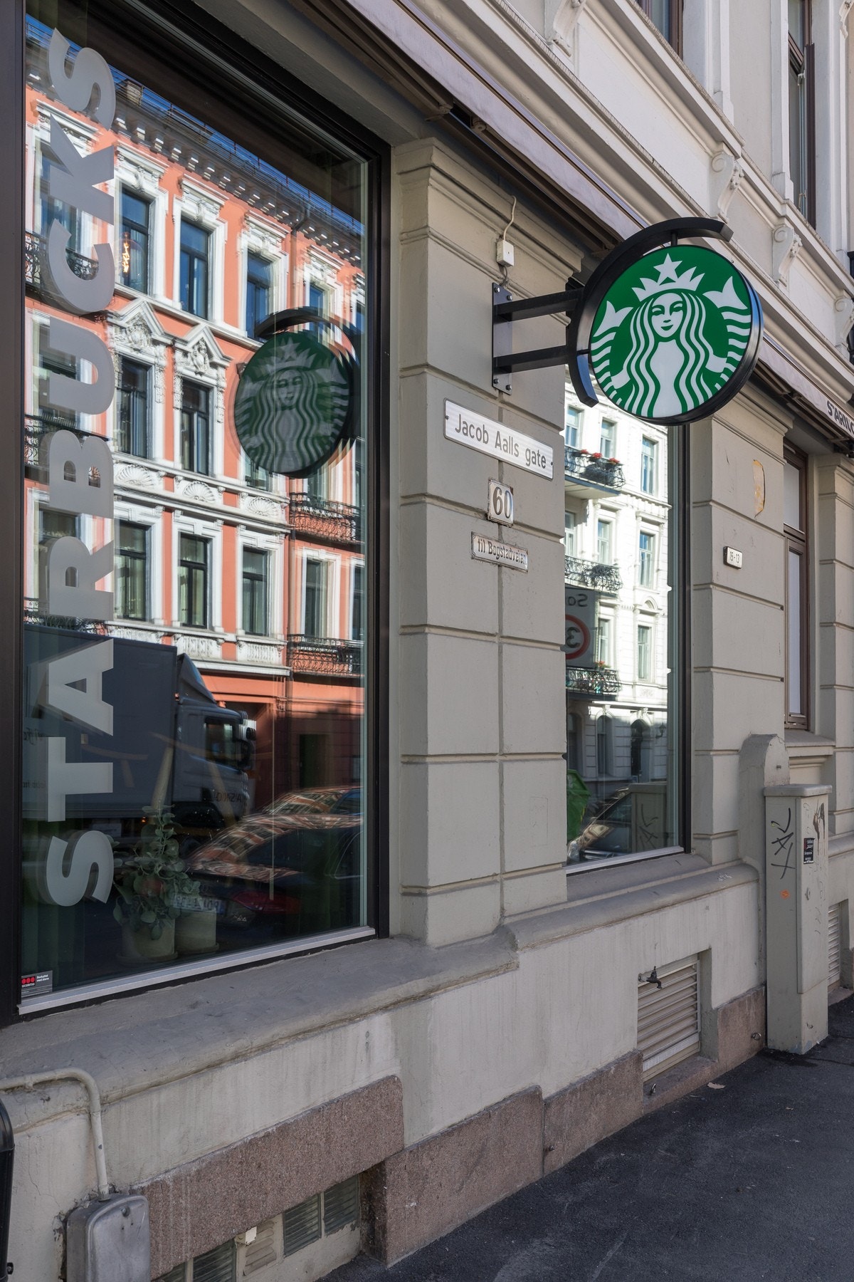 Nabolaget byr på en rekke populære kaféer og spisesteder, blant annet Espresso House, Baker Hansen og flere hyggelige serveringssteder i nærområdet. Galleribilde