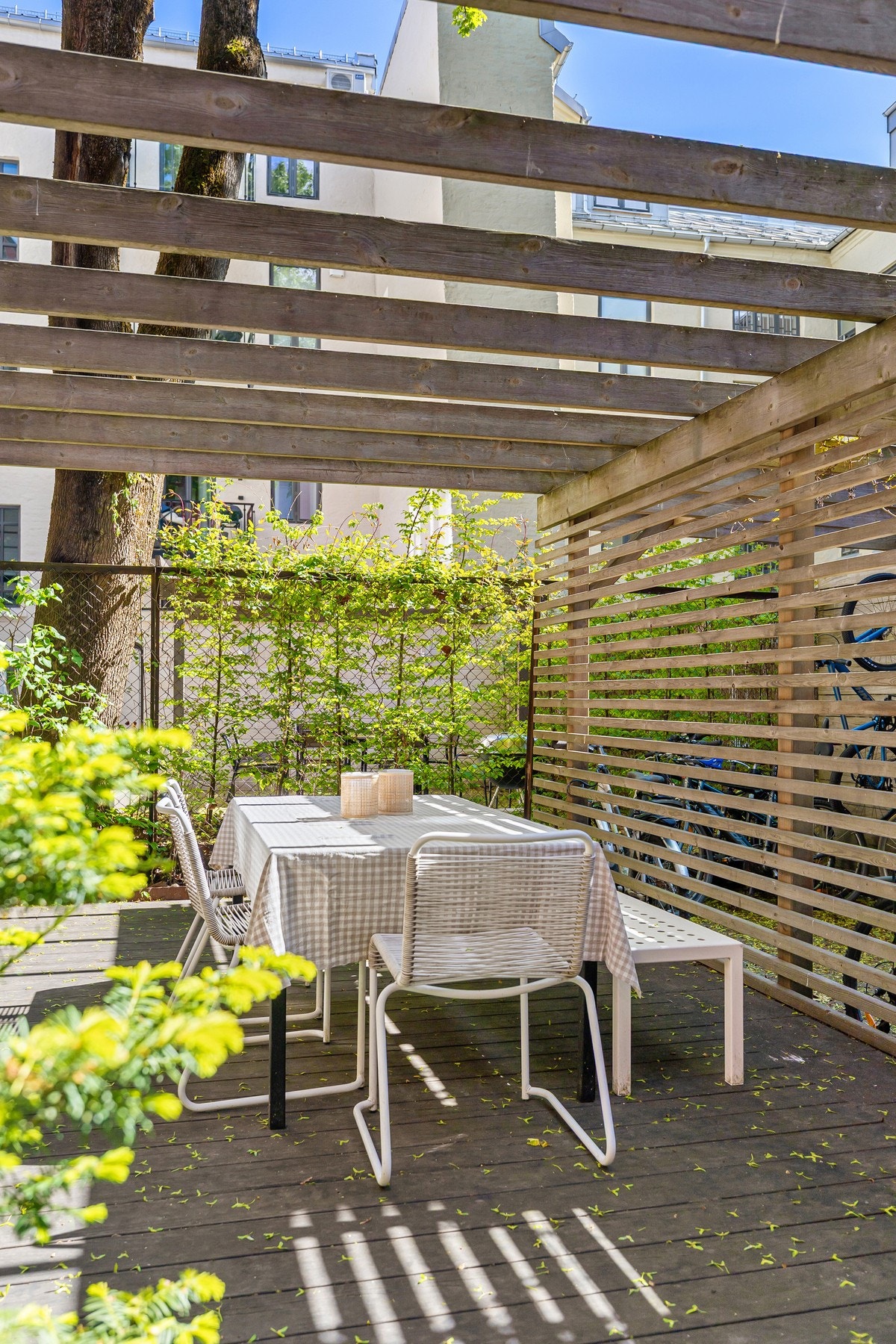 Innbydende felles uteplass med pergola og gode solforhold. Et sosialt og hyggelig område som gir sameiet en lun og privat atmosfære. Galleribilde
