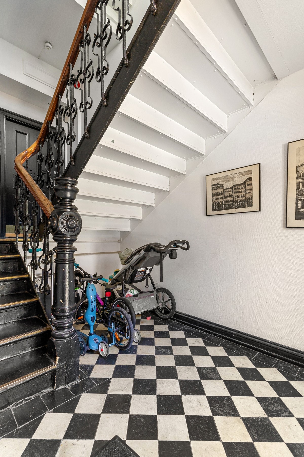 God plass til oppbevaring av barnevogn i oppgangen. Galleribilde