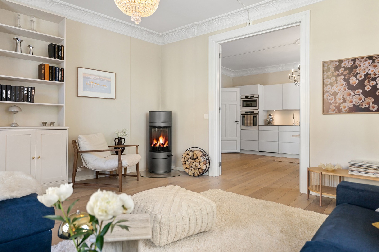 Moderne peisovn med stilrent uttrykk. Galleribilde