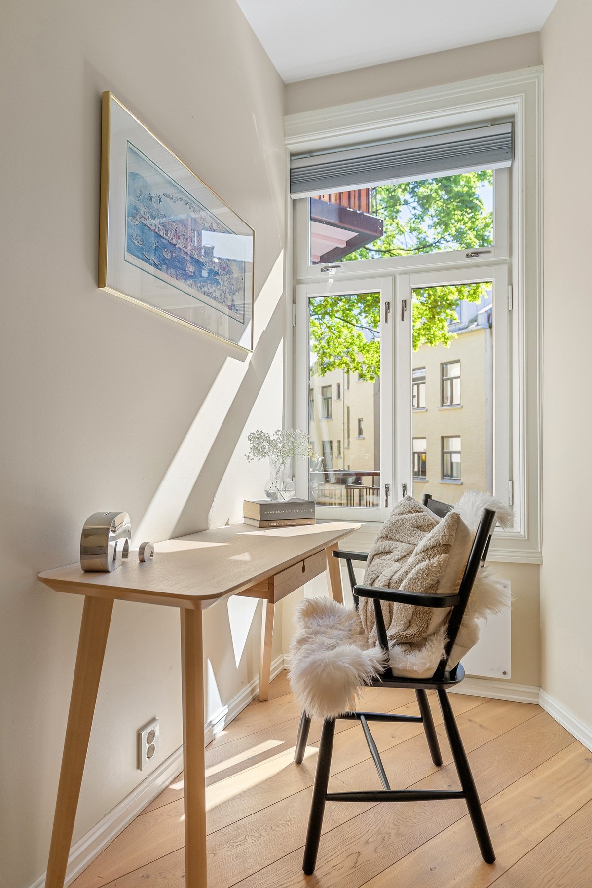 Et lyst og fleksibelt rom som passer perfekt som barnerom, gjesterom eller hjemmekontor. Galleribilde