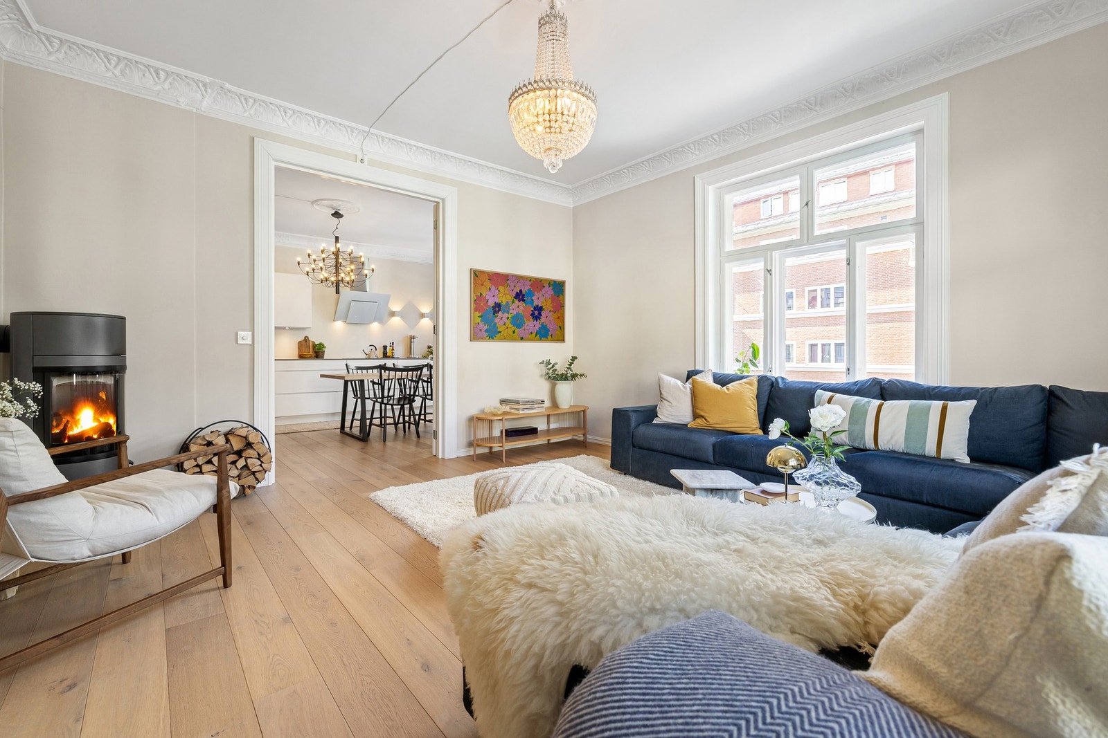 En gjennomført og lekker 3-roms hjørneleilighet med fantastisk lysinnslipp, klassiske detaljer og moderne standard fra 2018. Galleribilde