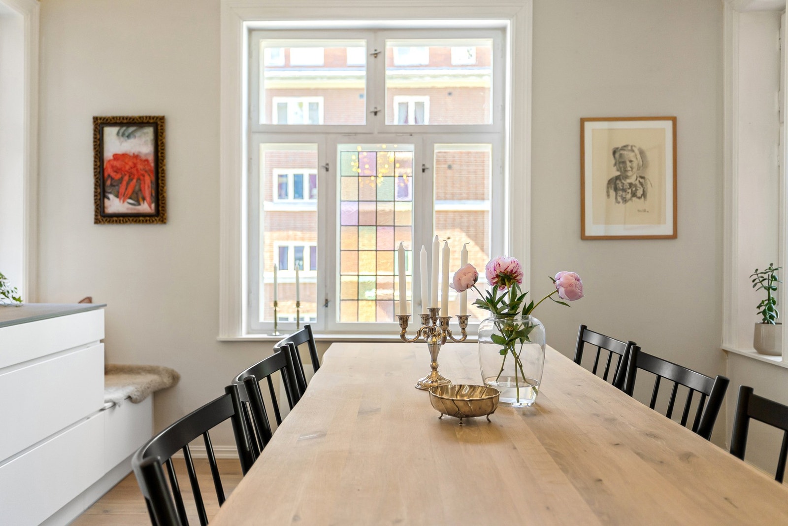 God plass til stort langbord og mange gjester. Galleribilde