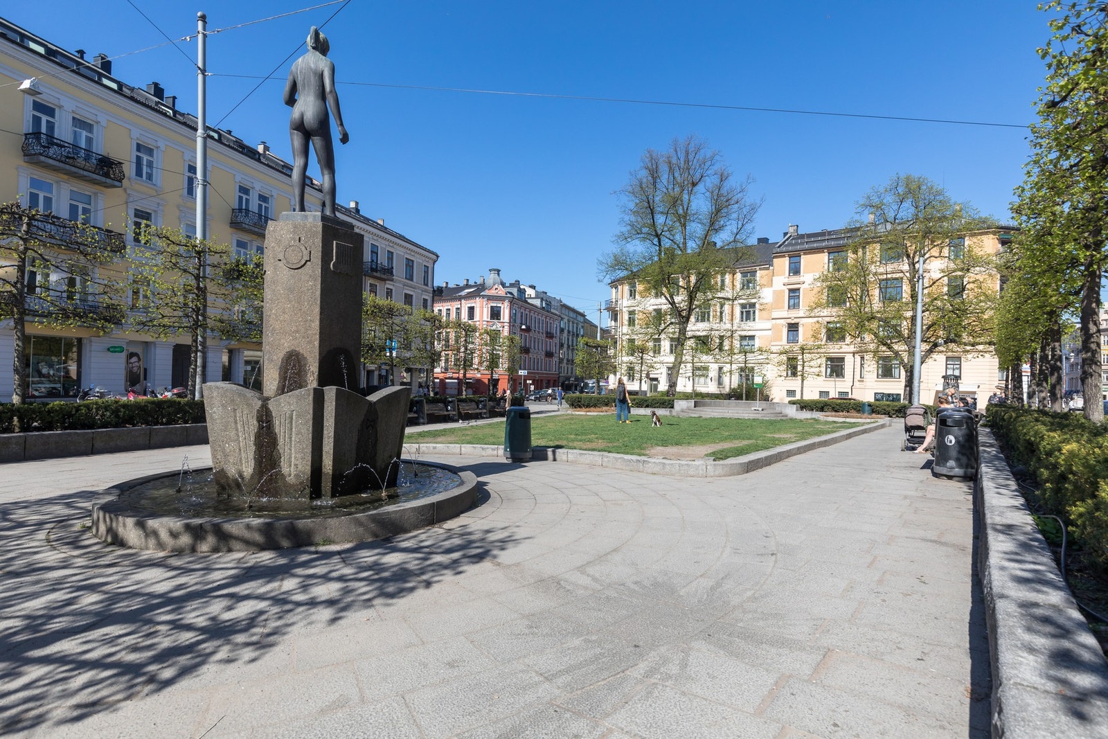 Grønne omgivelser, hyggelige sitteområder og flotte rekreasjonsmuligheter midt i byen. Galleribilde