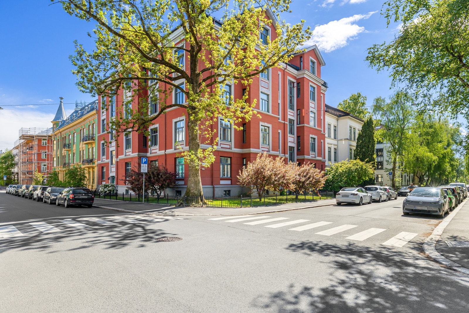 Ærverdig hjørnegård i Sorgenfrigata/Schøningsgate, rett ved prestisjeprosjektet Carlén House. Galleribilde