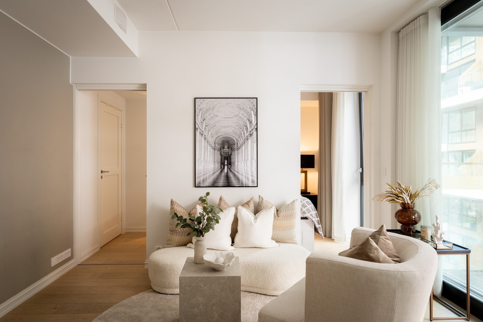 Det er enstavs eikeparkett på gulv som sammen med de lyse overflatene gir boligen et moderne og helhetlig uttrykk. Galleribilde