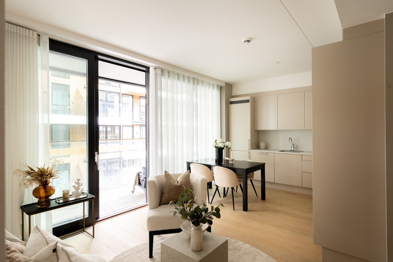 Velkommen til en moderne og gjennomført 2-roms med attraktiv beliggenhet i et stilrent bygg fra 2018. Foto: BAboligfoto v/Pontus. Galleribilde
