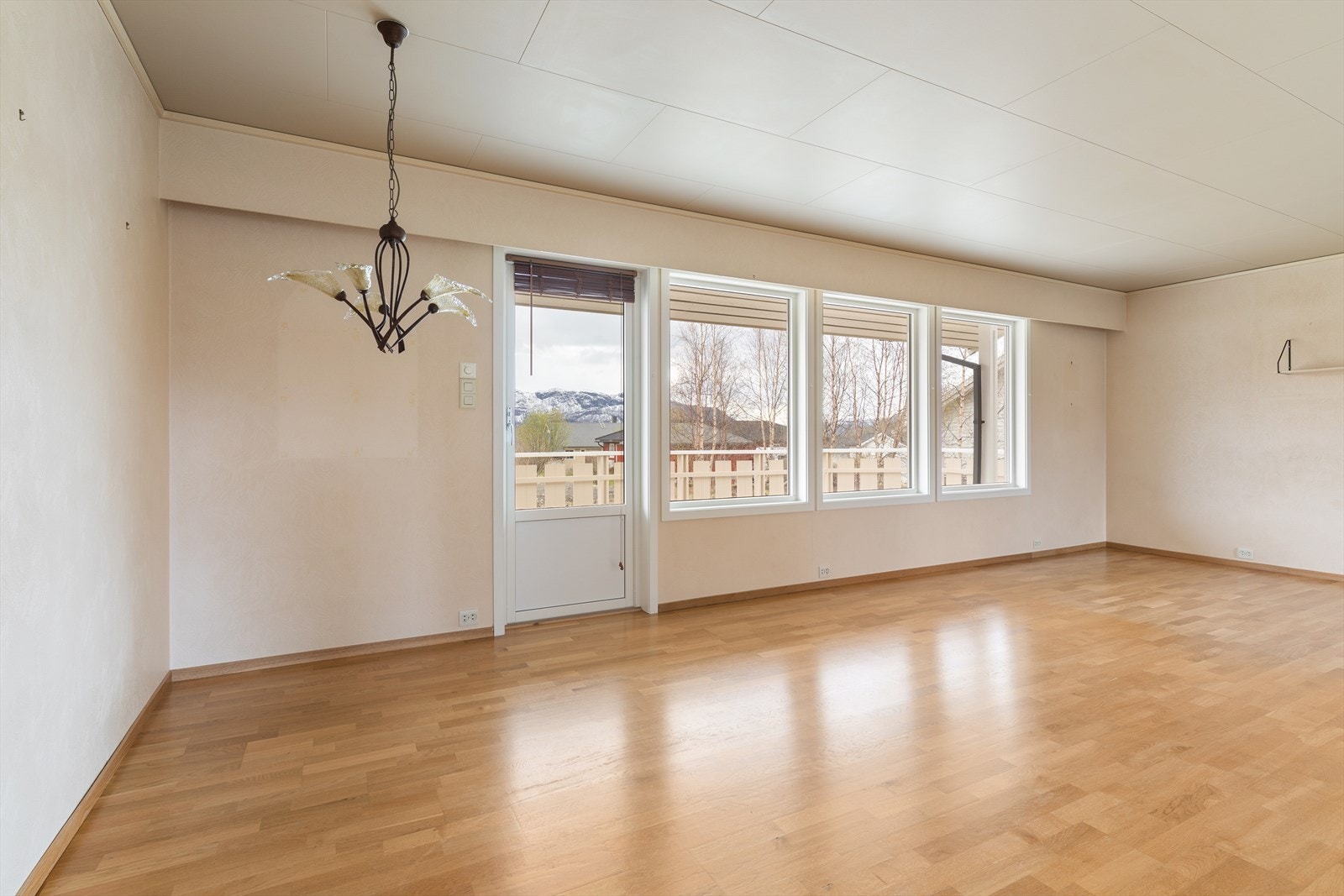 Balkongdør fra 2015. Enkelte vinduer er skiftet i perioden 2015- 2019. Galleribilde