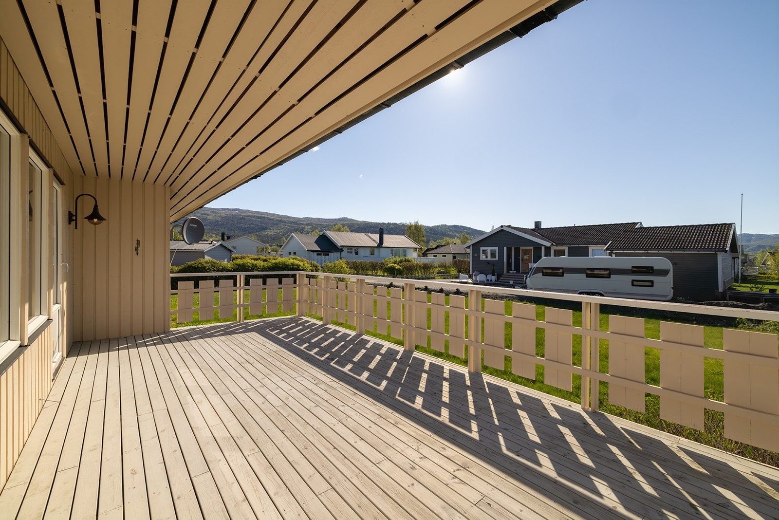 Delvis overbygget terrasse på ca. 31 m² med utgang fra stue mot sør og trapp ned til hagen. Galleribilde