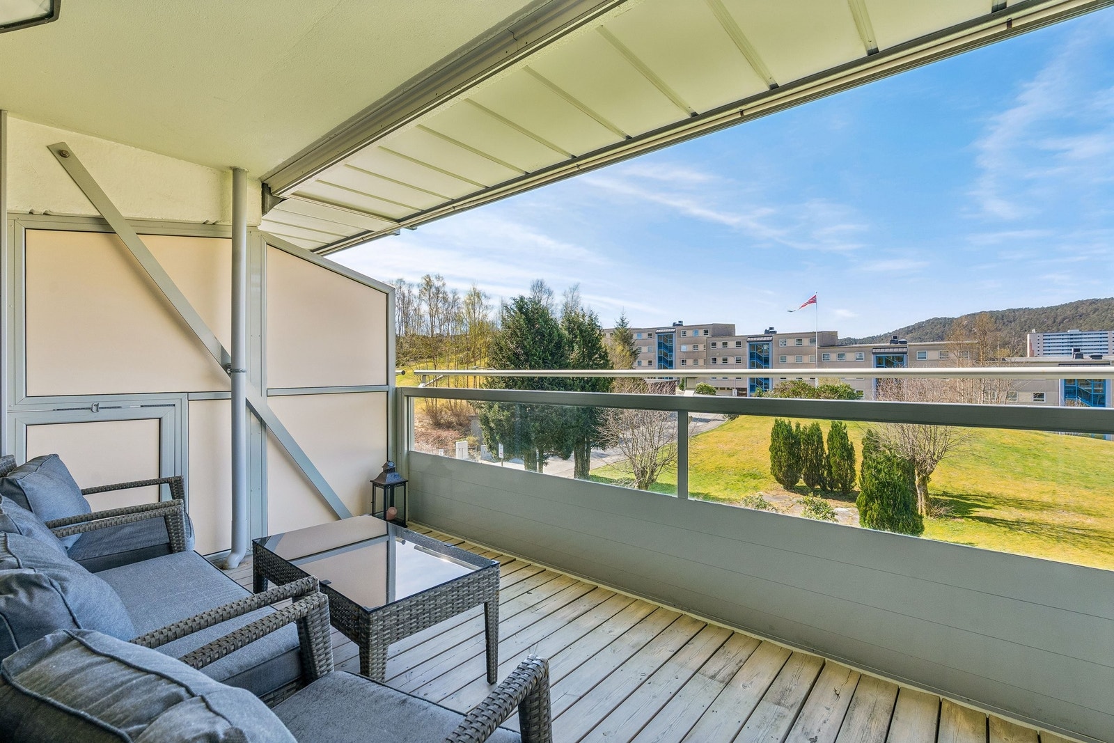 Balkong/veranda med god plass til sittegruppe Galleribilde