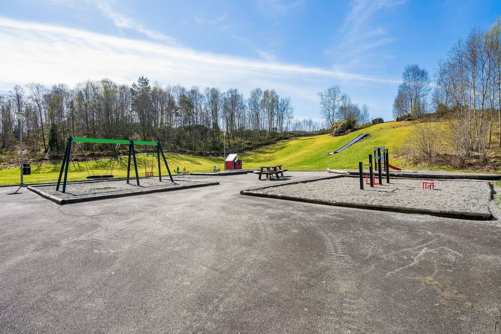 Uteområde med lekeplass Galleribilde