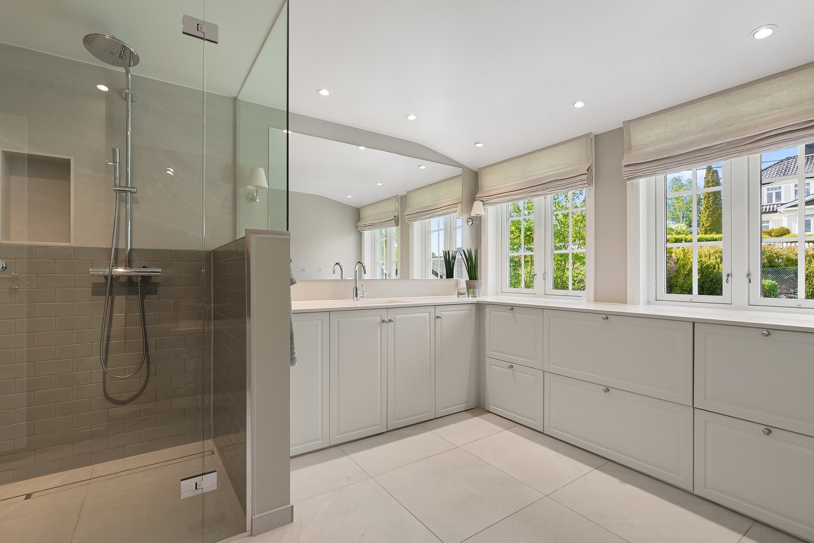 Elegant, hotellinspirert preg. Fliser fra Italgraniti og Fired Earth - ITA Design og benkeplate i silestone. Armatur i dusj og vask fra Hans Grohe. Galleribilde