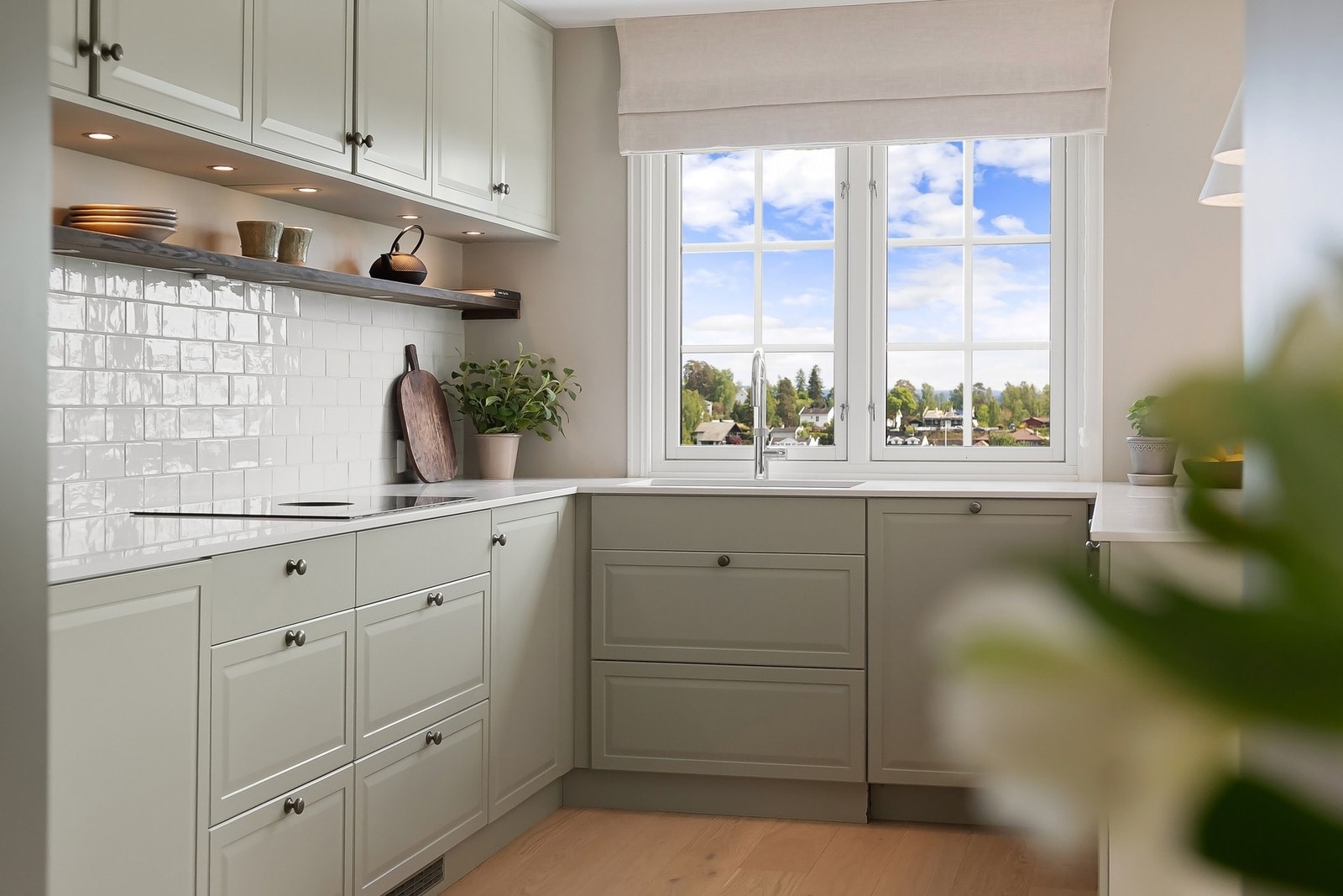 Kjøkkenet er nytt fra 2023 og påkostet med et klassisk preg, og med benkeplate i silestone fra Nerostein. Galleribilde