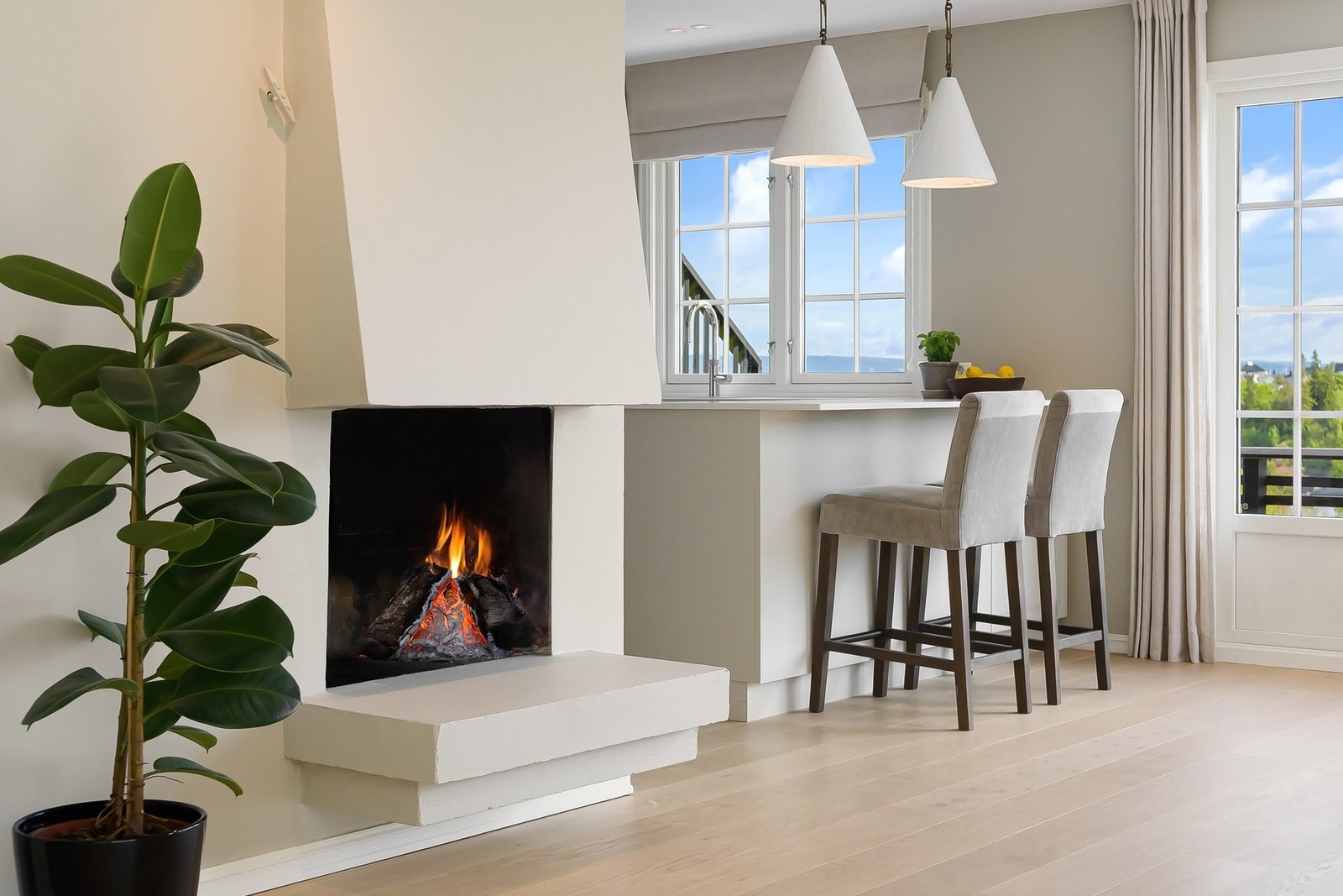 Selv etter store oppgraderinger er huset bevart som et varmt familiehjem, med peis, gode oppholdssoner og en planløsning som fungerer naturlig i hverdagen. Galleribilde
