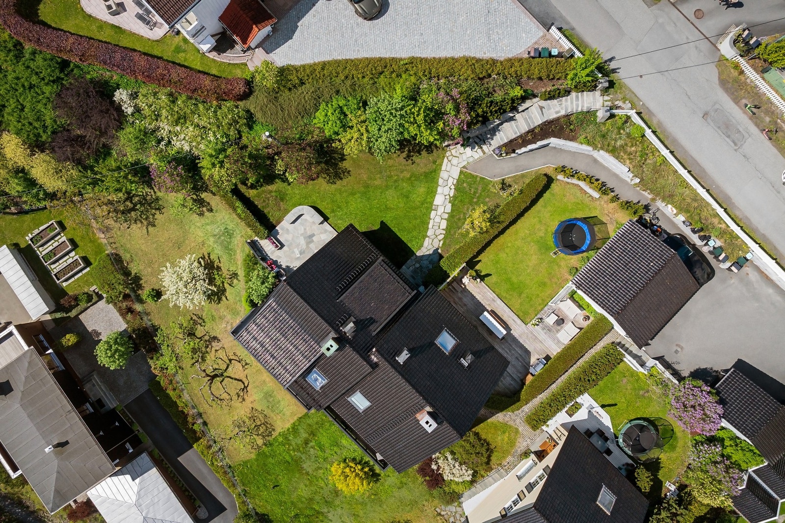 Eiendommen sokner til Stabekk barneskole og Ringstabekk ungdomsskole, og det er flere barnehager i nærområdet. Galleribilde