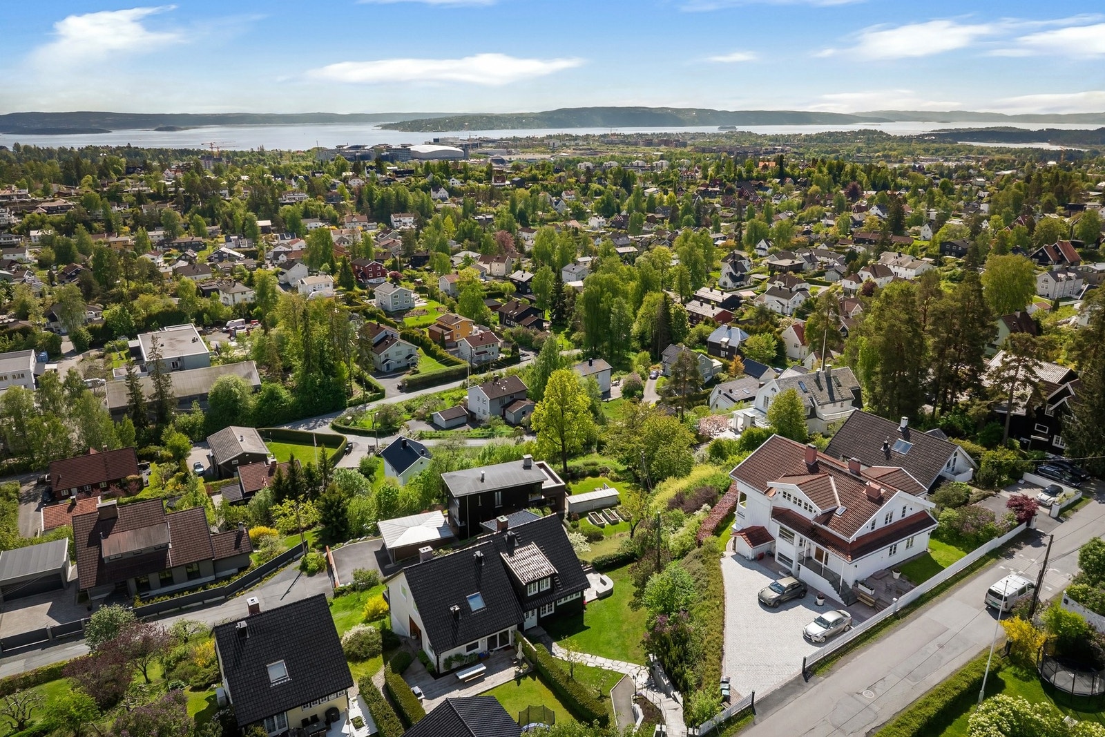 Beliggenheten er særlig attraktiv for familier som ønsker grønne og rolige omgivelser uten å gi slipp på nærhet til skole, barnehage, kollektivtransport og byen. Galleribilde