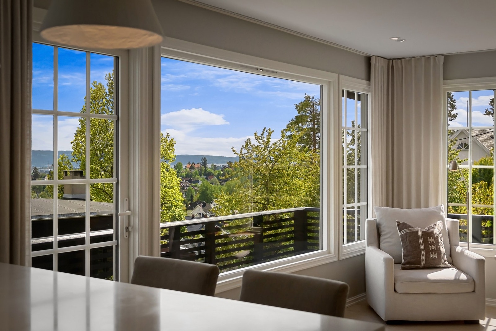 Solen følger huset gjennom dagen, og de store vindusflatene inviterer både lys og landskap inn. Galleribilde
